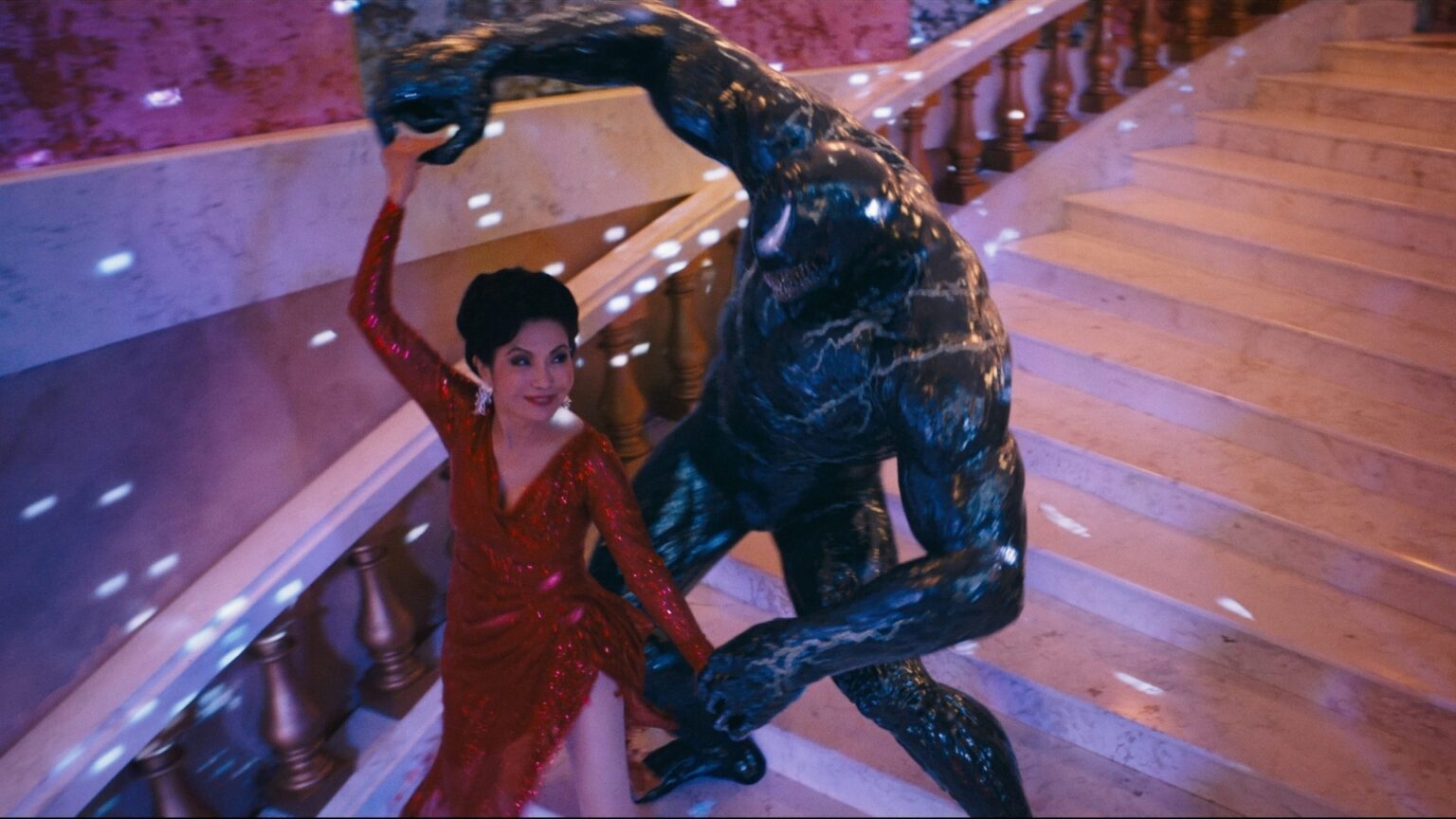 Mrs. Chen (Peggy Lu) e Venom em Venom: A Última Rodada (Reprodução / Sony)