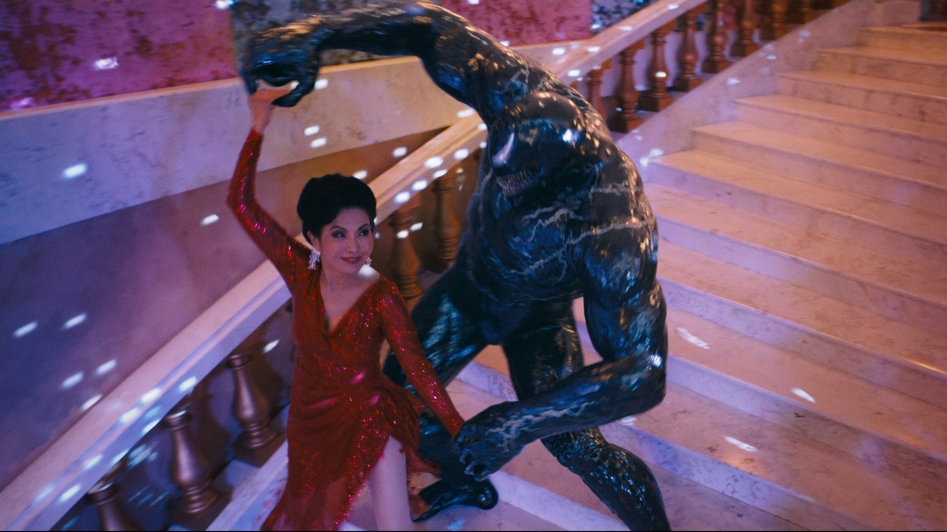 Venom: A Última Rodada não é perfeito, mas é o melhor filme do simbionte 1 Mrs. Chen (Peggy Lu) e Venom em Venom: A Última Rodada (Reprodução / Sony)