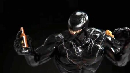 Venom vai ao programa Hot Ones em material promocional venom hot ones