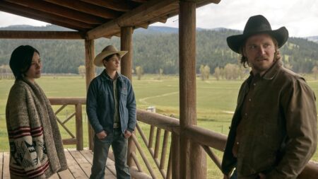 Kelsey Asbille, Luke Grimes, e Brecken Merrill em Yellowstone (Reprodução / Paramount+)