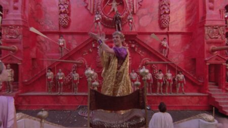 Malcolm McDowell em Caligula (Reprodução)