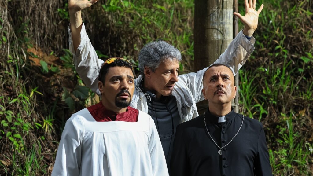 Dois golpistas se disfarçam de padre e coroinha para tentar dar a volta por cima Tirullipa, Roberto Santucci e Maurício Manfrini em Picareta Não Vai Pro Céu (Divulgação / Ricardo Bufolin)
