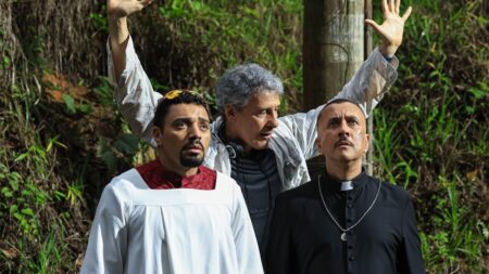 Dois golpistas se disfarçam de padre e coroinha para tentar dar a volta por cima Tirullipa, Roberto Santucci e Maurício Manfrini em Picareta Não Vai Pro Céu (Divulgação / Ricardo Bufolin)