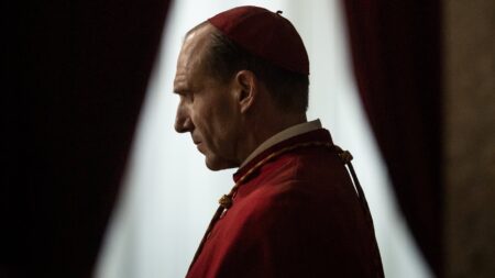 Ralph Fiennes como Lawrence em Conclave (Reprodução / Diamond Films)