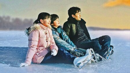 Crítica: Sol de Inverno é uma história de amizade, descobertas e amadurecimento Sakura (Kiara Takanashi), Takuya (Keitatsu Koshiyama) e Hisashi (Sôsuke Ikematsu) em Sol de Inverno (Divulgação / Machiko Filmes)