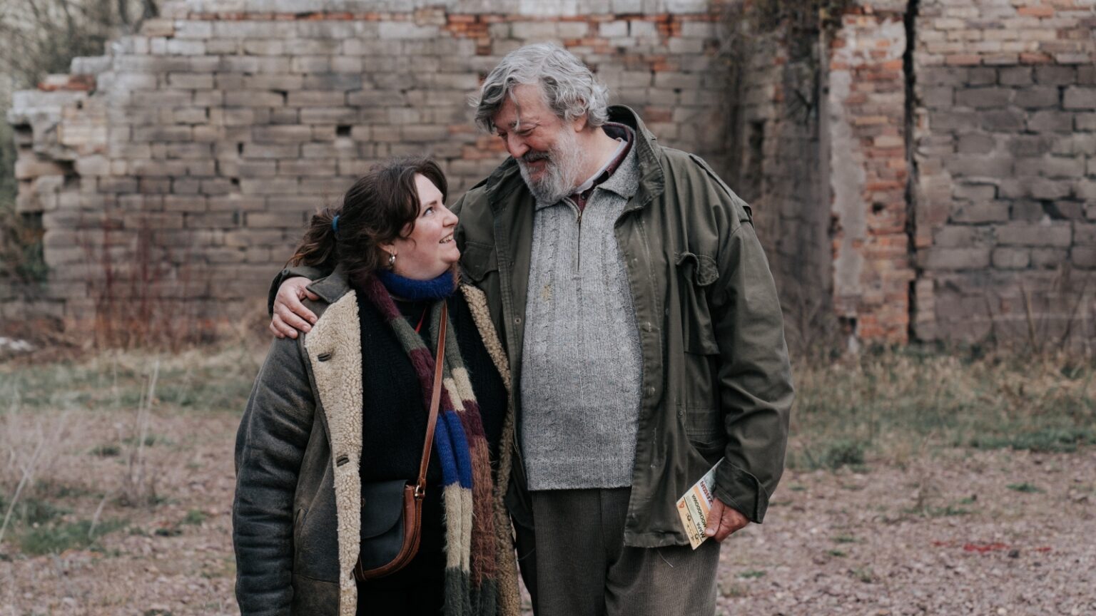 Stephen Fry e Lena Dunham em Tesouro (Reprodução)