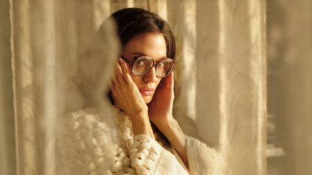 Estrelado por Angelina Jolie, assista ao trailer de Maria Callas Angelina Jolie em Maria Callas (Reprodução / Diamond Films)