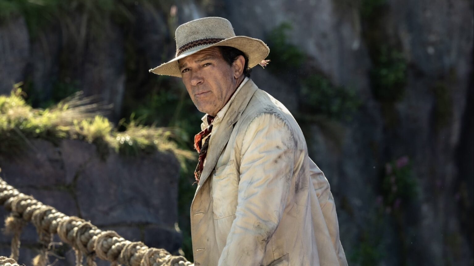 Antonio Banderas se divertiu interpretando vários papéis em Paddington 3 Antonio Banderas em Paddington: Uma Aventura na Floresta (Reprodução)