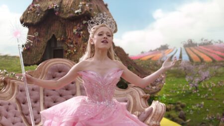 Ariana Grande em Wicked (Reprodução / Universal)