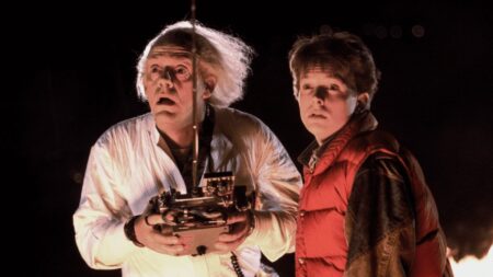Roteirista reafirma que não haverá continuação de De Volta para o Futuro Christopher Lloyd e Michael J. Fox em De Volta para o Futuro (Reprodução)