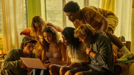 Chase Stokes, Madelyn Cline, Madison Bailey, Carlacia Grant, Jonathan Daviss, Rudy Pankow em Outer Banks (Reprodução / Netflix)