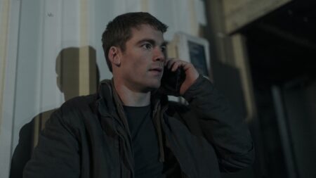 Gabriel Basso em O Agente Noturno (Reprodução / Netflix)