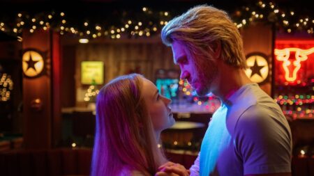 Britt Robertson e Chad Michael Murray em No Ritmo do Natal (Reprodução / Netflix)