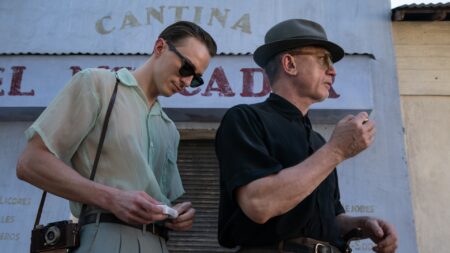 Daniel Craig e Drew Starkey em Queer (Reprodução)