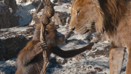 Rafiki e Mufasa em Mufasa: O Rei Leão (Reprodução / Disney)
