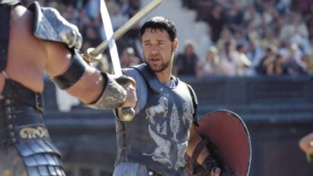 Armadura original de Maximus usada por Russell Crowe apareceu em Gladiador 2 Russell Crowe em Gladiador (Reprodução / Paramount)