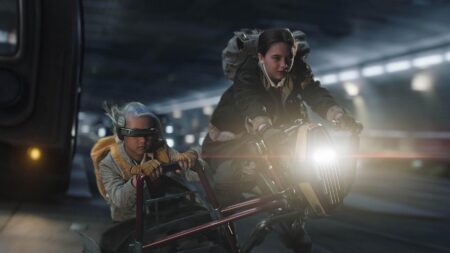 Star Wars: Skeleton Crew chegará mais cedo no Disney+ Kyriana Kratter e Ryan Kiera Armstrong em Skeleton Crew (Reprodução / Disney+)