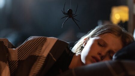 Menina cria aranha que se transforma em um monstro assassino, assista o trailer Alyla Browne em Sting - Aranha Assassina (Reprodução / Diamond Films)