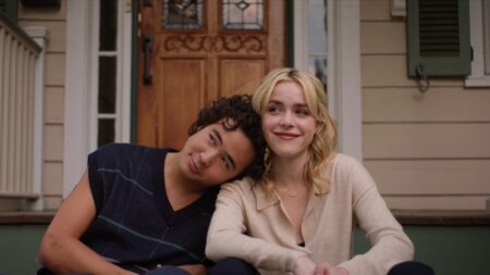 Kiernan Shipka e Nico Hiraga em Sweethearts (Reprodução / Max)