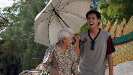 Putthipong Assaratanakul e Usha Seamkhum em Como Ganhar Milhões Antes que a Avó Morra (Reprodução / Paris Filmes)
