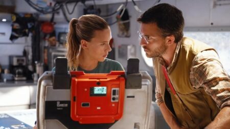 Conheça o elenco e os personagens de Jurassic World: Recomeço JURASSIC WORLD REBIRTH Scarlett Johansson Jonathan Bailey 02 121024 8bd1b1b40a6c40019d0303267f8587f2