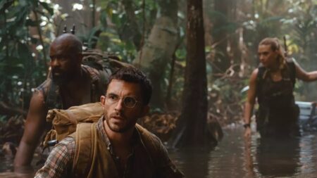 Fotos mostram atores de Jurassic World 4 em lugares primitivos do planeta Bechir Sylvain, Jonathan Bailey e Scarlett Johansson em Jurassic World: Recomeço (Divulgação / Universal Pictures)