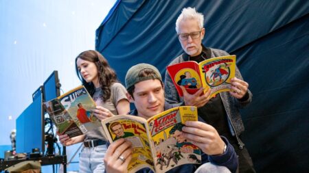 James Gunn, Rachel Brosnahan e David Corenswet nos bastidores de Superman (Reprodução)
