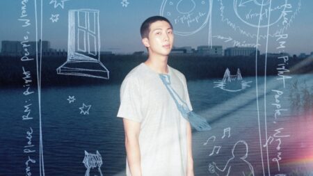 Sato Company divulga trailer de documentário de RM, líder do BTS Pôster de RM: Right People, Wrong Place (Divulgação / Sato Company)