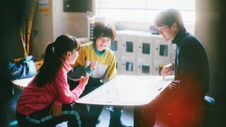 Kiara Takanashi, Keitatsu Koshiyama e Sôsuke Ikematsu em Sol de Inverno (Divulgação / Machiko Filmes)