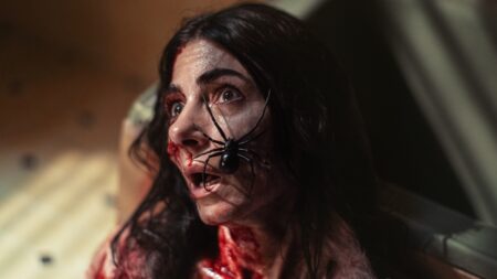 Silvia Colloca em Sting: Aranha Assassina (Reprodução / Diamond Films)