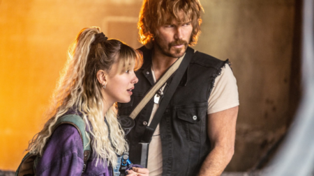Millie Bobby Brown como Michelle e Chris Pratt como Keats em The Electric State (Reprodução / Netflix)