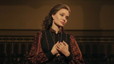 Estrelado por Angelina Jolie, Maria Callas tem estreia antecipada no Brasil Angelina Jolie em Maria Callas (Reprodução / Diamond Films)