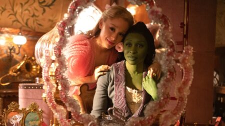Wicked quase foi uma minissérie de TV; entenda por que projeto não deu certo Ariana Grande e Cynthia Erivo em Wicked (Reprodução / Universal Pictures)