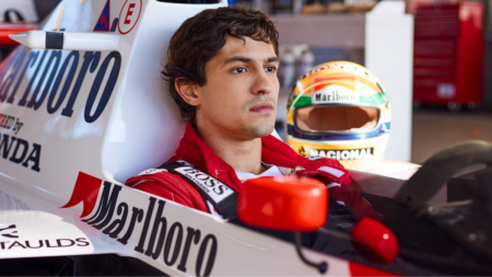 Bastidores de Senna mostram como foi a criação das cenas de corrida Gabriel Leone vivendo Ayrton Senna em série da Netflix