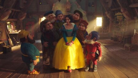 Branca de Neve: Saiba quanto o filme pode arrecadar na estreia Rachel Zegler como Branca de Neve em Branca de Neve (Reprodução / Disney)