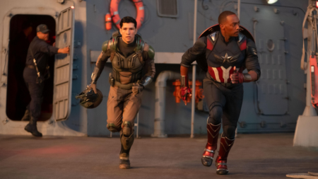 Anthony Mackie e Danny Ramirez em Capitão América: Admirável Mundo Novo