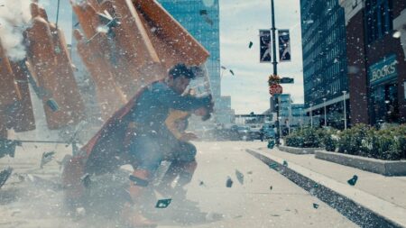 Diretor de Esquadrão Suicida sai em defesa do novo filme do Superman David Corenswet como Superman em Superman (Reprodução / DC)