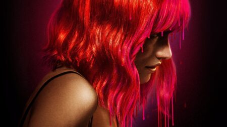 Encontro amoroso vira noite de assassinatos em Desconhecidos Willa Fitzgerald no cartaz de Desconhecidos (Divulgação)