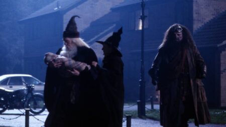 Harry Potter: Novos atores são cotados para viver Dumbledore e Hagrid na série de TV Cena de Harry Potter e a Pedra Filosofal.