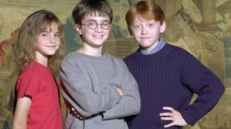 Harry Potter na HBO: Mais de 32 mil crianças fizeram audições para os papéis principais Daniel Radcliffe. Rupert Grint e Emma Watson divulgando Harry Potter e a Pedra Filosofal. (Foto: Reprodução)