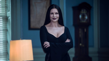 Mortícia é destaque em novo vídeo de Wandinha divulgado pela Netflix Catherine Zeta-Jones como Mortícia Addams em Wandinha da Netflix