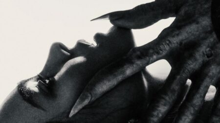 Lily-Rose Depp em Nosferatu (Reprodução / Universal Pictures)