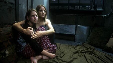 Filme de David Fincher de 22 anos atrás ganhará versão nacional Jodie Foster e Kristen Stewart em O Quarto do Pânico (Reprodução)