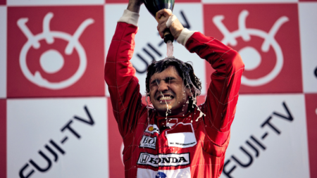 Senna lidera a lista de séries de língua não inglesa mais vistas da Netflix Gabriel Leone como Ayrton Senna em Senna (Reprodução / Netflix)