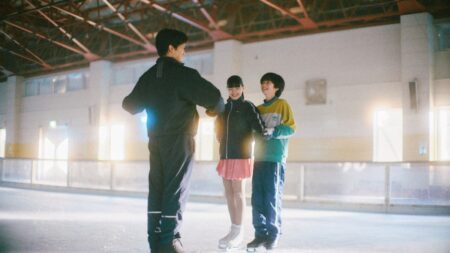 Sol de Inverno traz um olhar delicado e original para o esporte no cinema Sakura (Kiara Takanashi), Takuya (Keitatsu Koshiyama) e Hisashi (Sôsuke Ikematsu) em Sol de Inverno (Divulgação / Machiko Filmes)