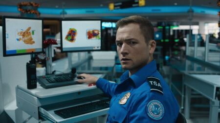 Taron Egerton em Bagagem de Risco (Reprodução / Netflix)