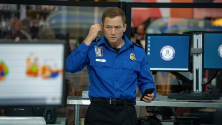 Taron Egerton em Bagagem de Risco (Reprodução / Netflix)