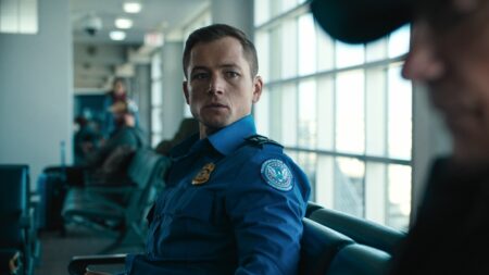 Taron Egerton em Bagagem de Risco (Reprodução / Netflix)