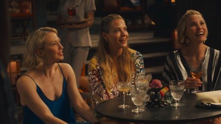 Leslie Bibb, Michelle Monaghan, e Carrie Coon em The White Lotus (Reprodução / HBO)