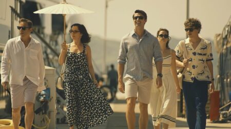 Parker Posey, Jason Isaacs, Patrick Schwarzenegger, Sam Nivola, e Sarah Catherine Hook em The White Lotus (Reprodução / HBO)
